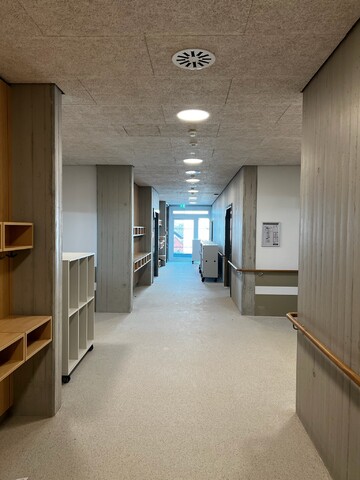 Schulgang mit Deckenleuchten